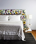 Bettkopfteil mit Blumenmuster am Doppelbett
