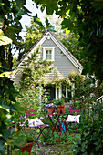 Holzhaus mit Cottage Garden
