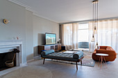 Elegantes Wohnzimmer mit Chaiselongue, Wildledersofa und TV-Möbel
