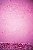 Pinkfarbene Hauswand (bildfüllend)