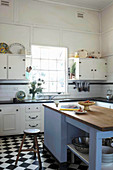 Ländliche Küche mit Mittelblock und schwarz-weißem Fliesenboden