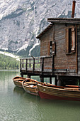 Bootshaus mit Booten am Pagser Wildsee, Südtirol, Italien
