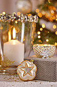 Weihnachtsdeko in Gold, mit Glitzer und funkelnden Lichtern