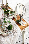 Festlich gedeckter Tisch mit gerafftem Tischtuch und silbernen Kerzenständern