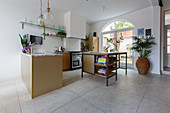 Kücheninsel in offener Küche mit großformatigen Bodenfliesen