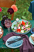 Feigen-Mozzarella-Salat mit Kapuzinerkresse und Heidelbeeren