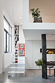 Filigrane Metalltreppe im offenen Wohnraum mit moderner Architektur