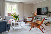 Designer Sessel aus Holz und Leder im Wohnzimmer mit gemusterter Tapete