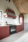 Rotbraune Küchenzeile in hohem Raum