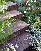 Treppe aus Backsteinen im naturnahen Garten