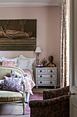 Vintage französische Stoffe und Gemälde im Schlafzimmer mit rosa Wand