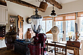 Amerikanische Kaffeemühle aus den 1920er Jahren und großer Gänsekopf in der Küche einer renovierten Scheune