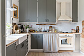 Kitchen with grey cupboard fronts in country style