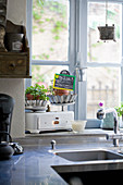 Backformen als Schalen auf alter Küchenwage am Küchenfenster