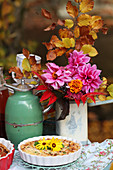 Herbststrauß mit Dahlien, Studentenblume, Buchenzweig und Herbstlaub