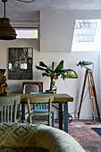 Esszimmer mit Terracottafliesenboden und Vintagemöbeln
