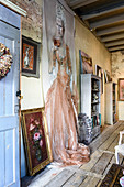 Wandbehang mit Gemälde einer Frau im nostalgischen Wohnzimmer