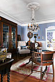 Klassisches Wohnzimmer mit Antiquitäten und blauen Wänden