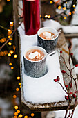 Heiße Schokolade mit Marshmallows im Schnee
