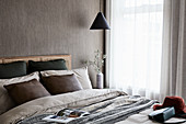 Schlafzimmer im skandinavischen Boho-Stil in Naturtönen