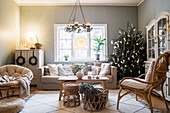 Gemütliches Wohnzimmer mit Weihnachtsbaum