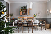 Gedeckter Tisch im weihnachtlich dekoriertem Esszimmer