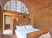 Schlichtes Schlafzimmer mit Gewölbedecke in der Casa Volta