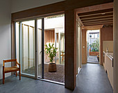 Lichthof im modernen Architektenhaus in Grau und Beige