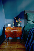 Barockes Nachttischchen im Kniestock im blauen Schlafzimmer