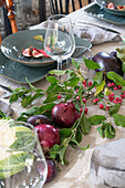 Gedeckter Tisch mit Centerpiece aus Gemüse zum Erntedankfest