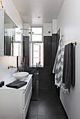 Kleines modernes Bad in Grau und Weiß mit ebenerdiger Dusche