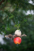 Vogelfutter, weihnachtlich dekoriert