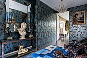 Maximalism in the entrance area with pattern mix in blue tones