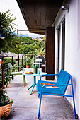 Blaue Sitzbank auf der Terrasse