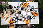 Blick auf herbstlich gedeckten Tisch mit Kürbissuppe, Feigen und Birnen