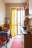 Schmaler Küche mit Essbereich und Balkon