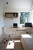 Massivholzplatte von Wand zu Wand als Schreibtisch und weißer Stuhl