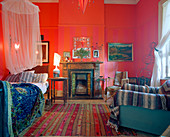 Bett mit Baldachin im Zimmer mit roten Wänden