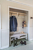 Wardrobe with bench in a wall niche