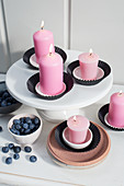 Kerzen in schwarzen Muffin-Manschetten