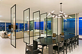 Raumteiler aus Glas zwischen Essbereich und Lounge in einem Luxus-Penthouse