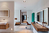 Maßgefertigtes Badezimmer mit Holzablage und Wandspiegel