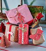 Verpackte Weihnachtsgeschenke mit DIY-Anhängern aus Papier