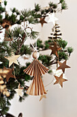 Weihnachtsbaum mit filigranem Baumschmuck
