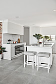 Elegante, weiße Küche mit Mittelblock