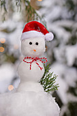 Schneemann mit Weihnachtsmütze und Schleife