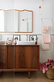 Retro Sideboard als Waschtisch, darüber Spiegel im Badezimmer