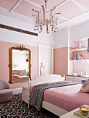 Mädchenzimmer in Weiß und Rosatönen mit Bett, Goldrahmenspiegel und Schreibtisch