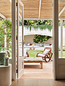 Blick auf überdachte Terrasse und Outdoor-Lounge im Garten