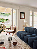 Bequemes Sofa und Couchtisch mit Marmorplatte in hellem Wohnzimmer